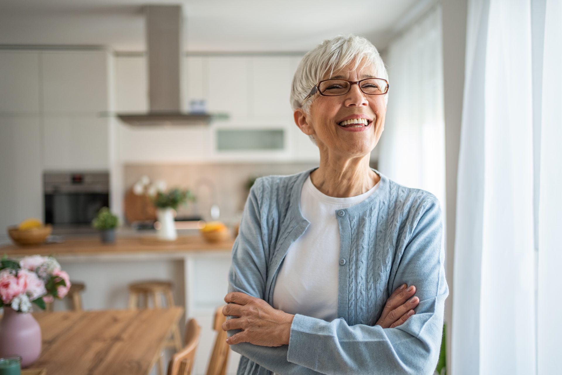 une femme senior chez elle